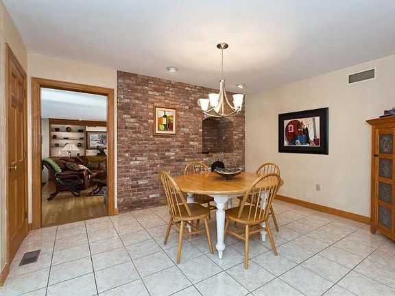 5th image of 8 Village Woods Dr