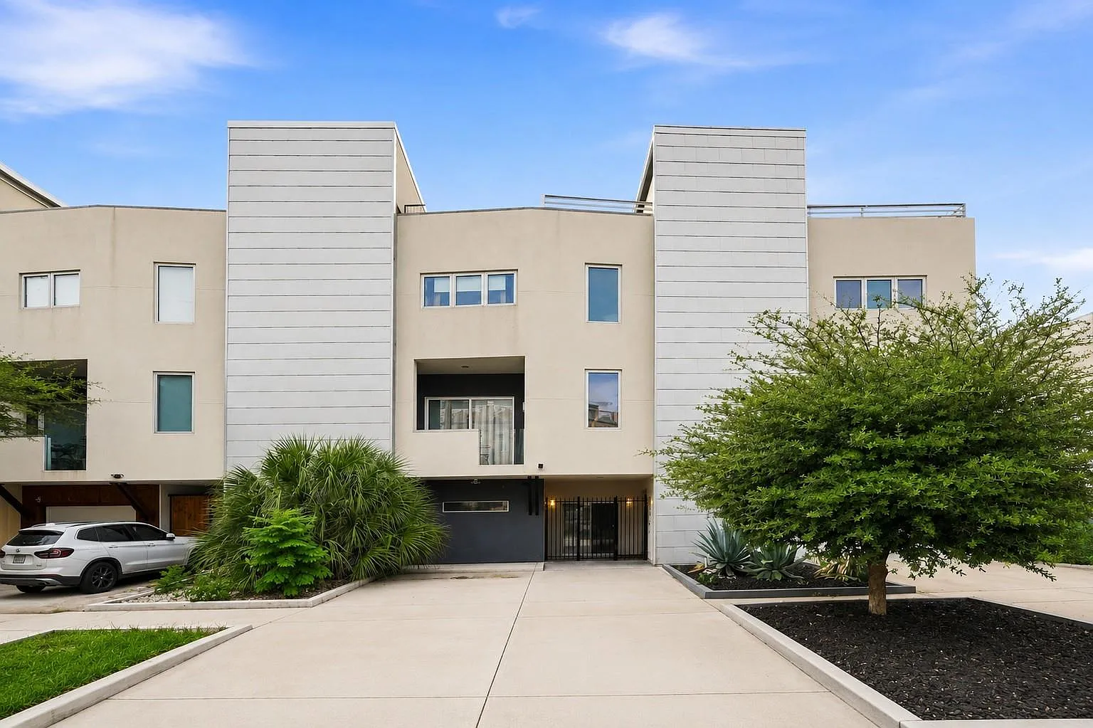 3 bed, 3.5 bath, 2644 sqft, $3,000 — Photo 1