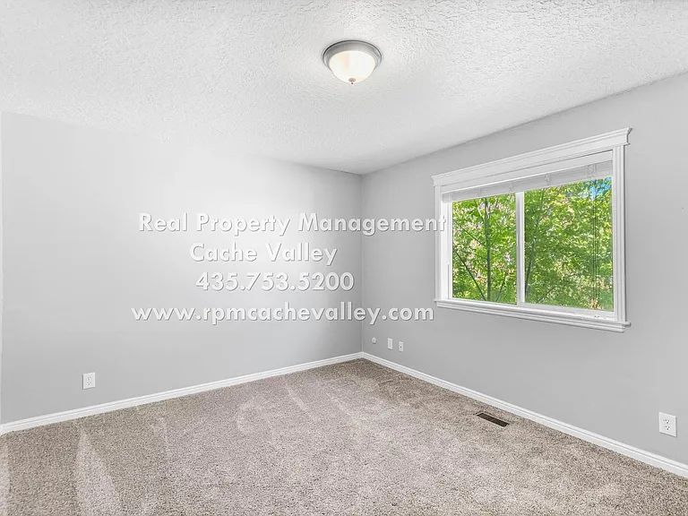 415 E 1150 N — Photo 9