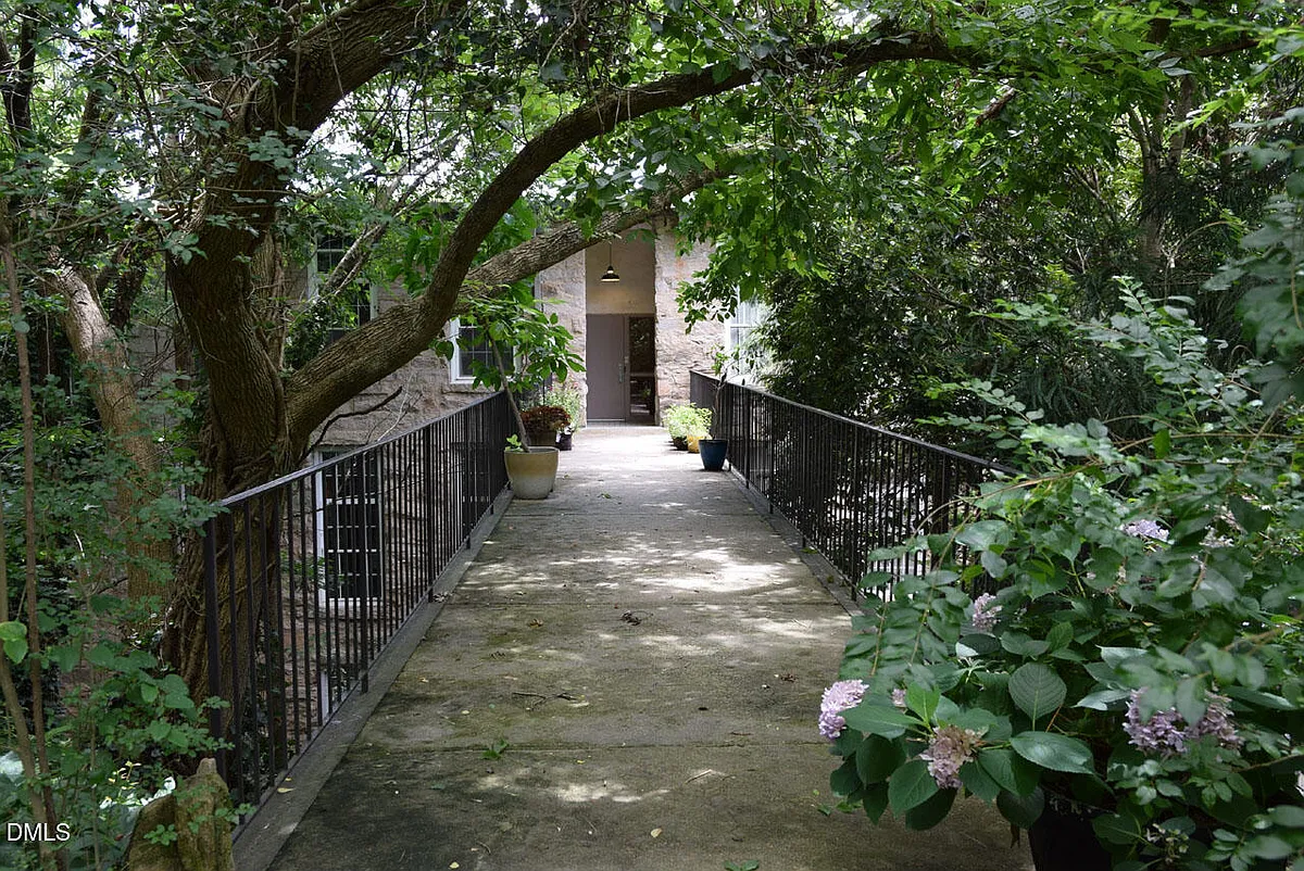 Building Photo - 1500 River Mill Dr #305