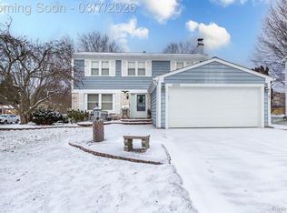 22515 Heatherwoode Dr, Novi, MI 48375