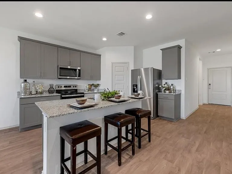 1606 Westway Dr — Photo 3