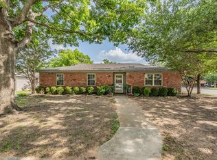 300 Tanglewood Dr, Hurst, TX 76053