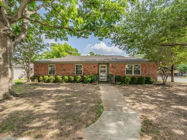300 Tanglewood Dr, Hurst, TX 76053