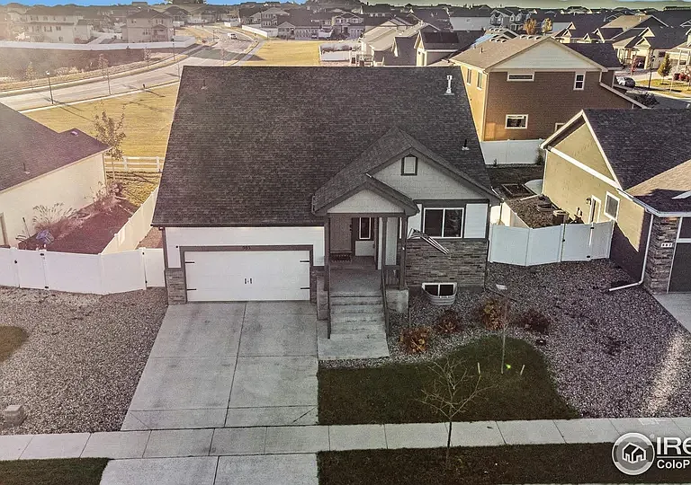985 Axis Dr — Photo 2