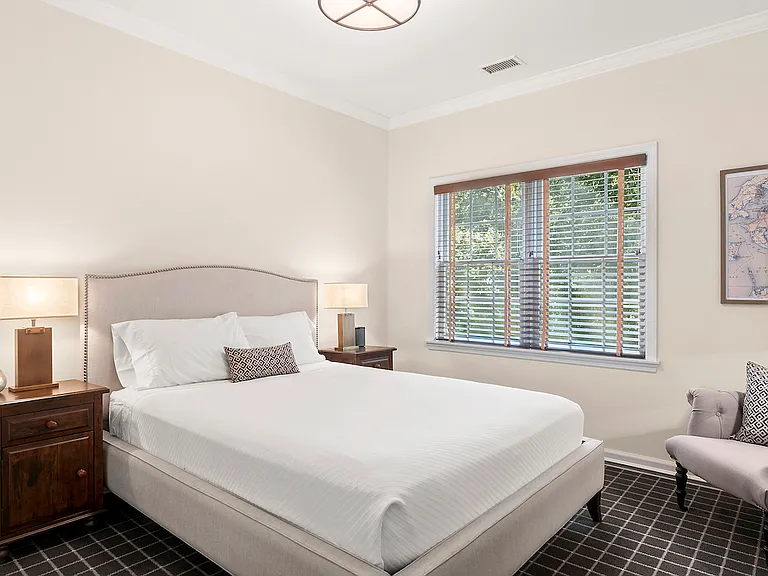 100 Greenleaf Ln — Photo 13
