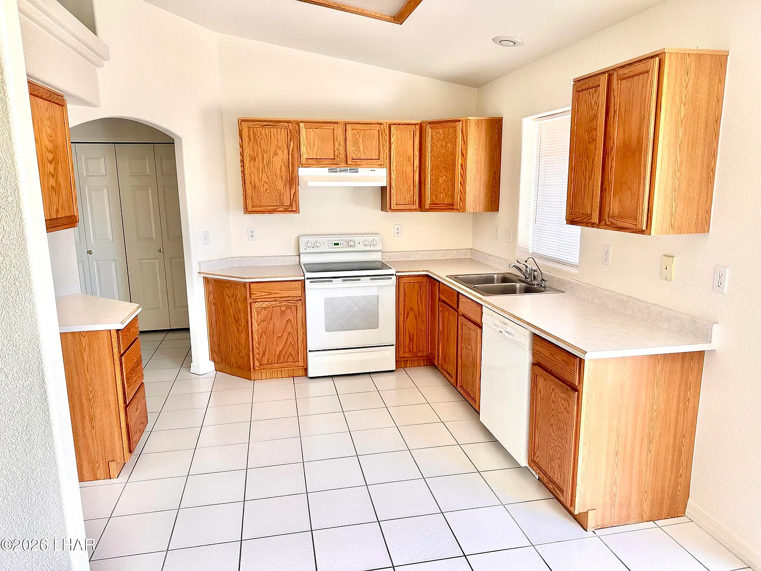 3 bed, 2.0 bath, 1306 sqft, $1,800 — Photo 2