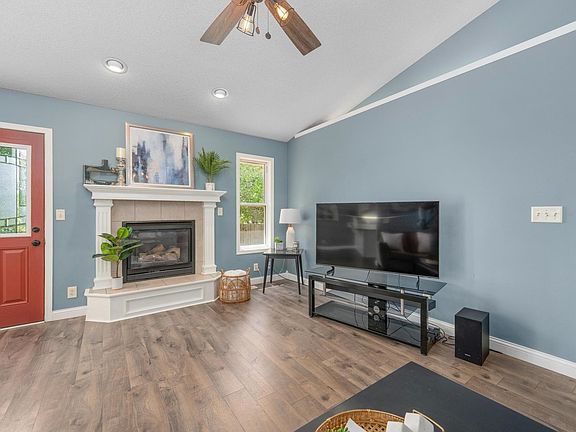 5th image of 809 Country Ln