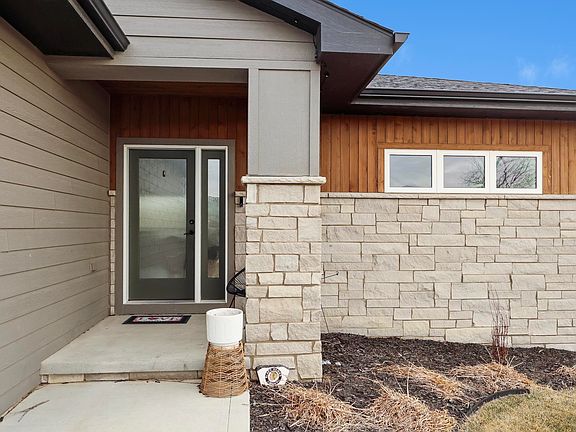 3rd image of 198 N Canterbury Cir