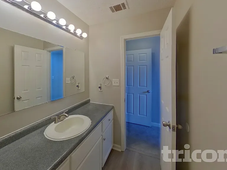 909 Dogwood Ln — Photo 8