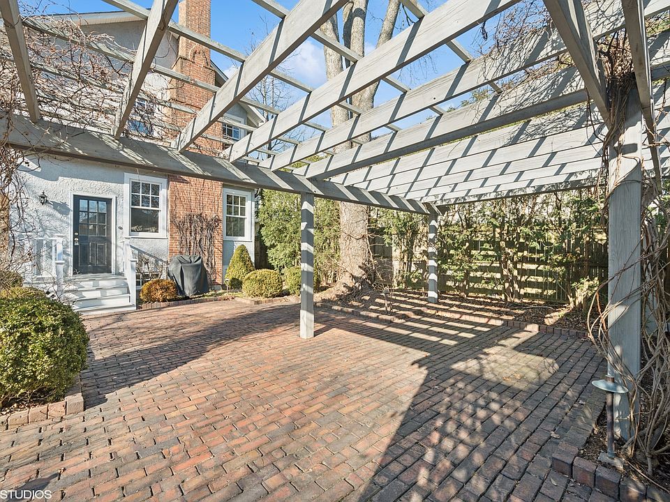 2nd image of 261 Vine Ave
