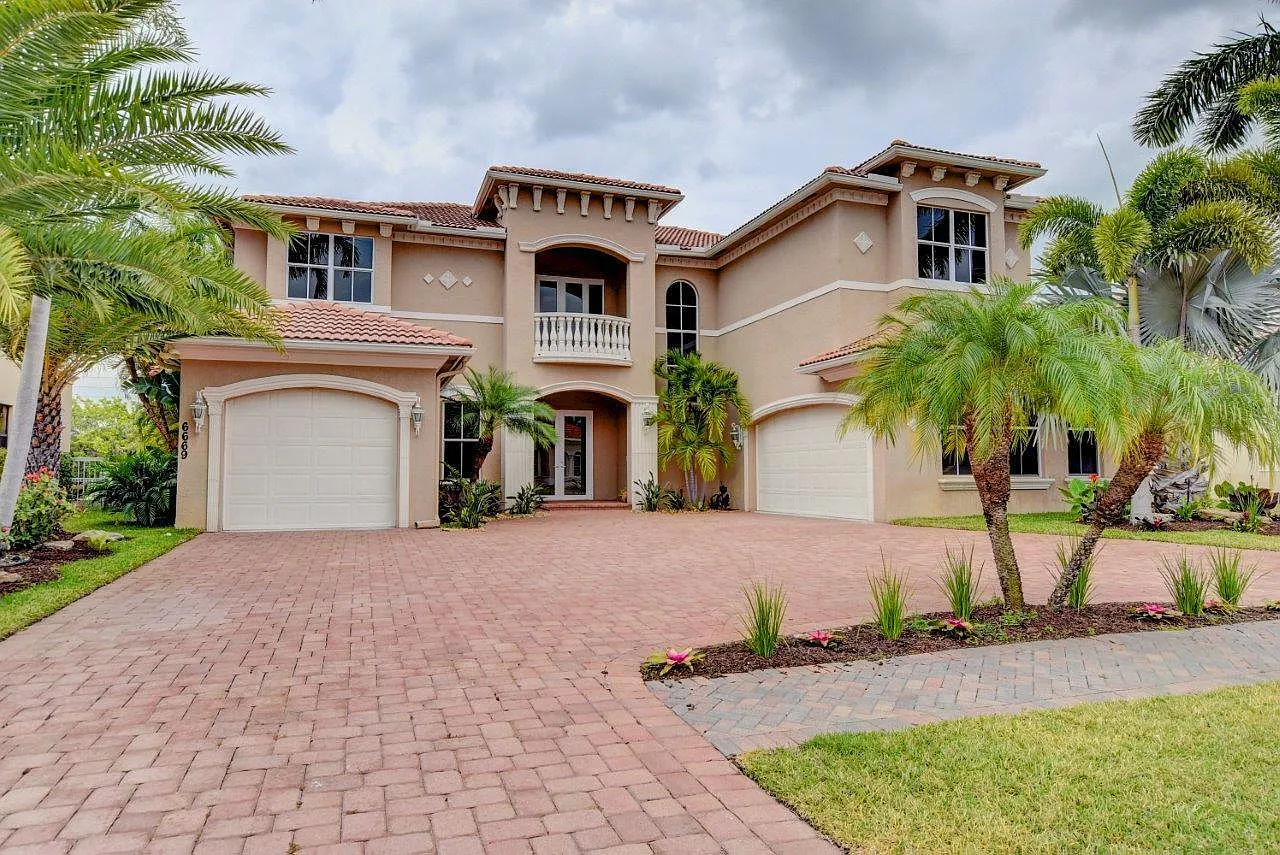 6 bed, 5.5 bath, 5506 sqft, $8,700 — Photo 2