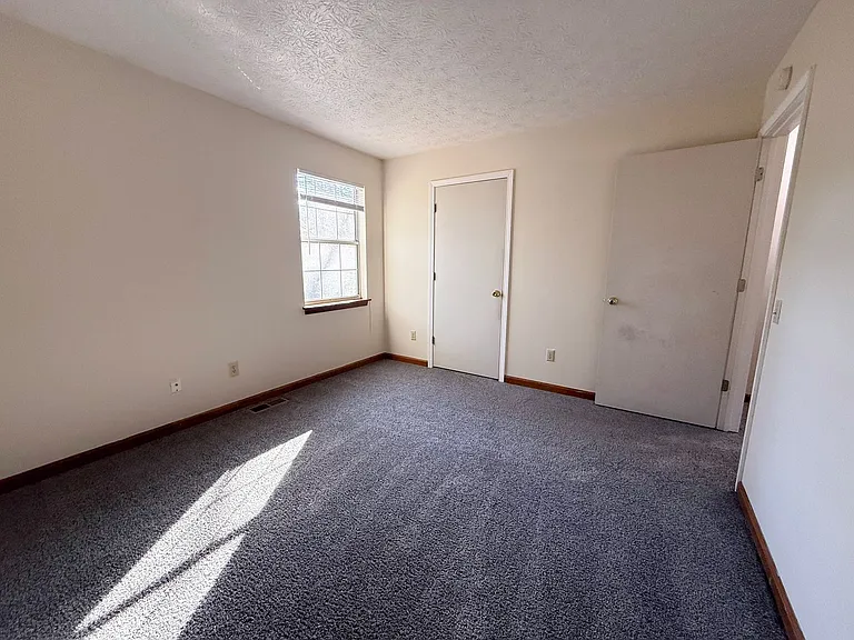 492 W 9th St — Photo 15