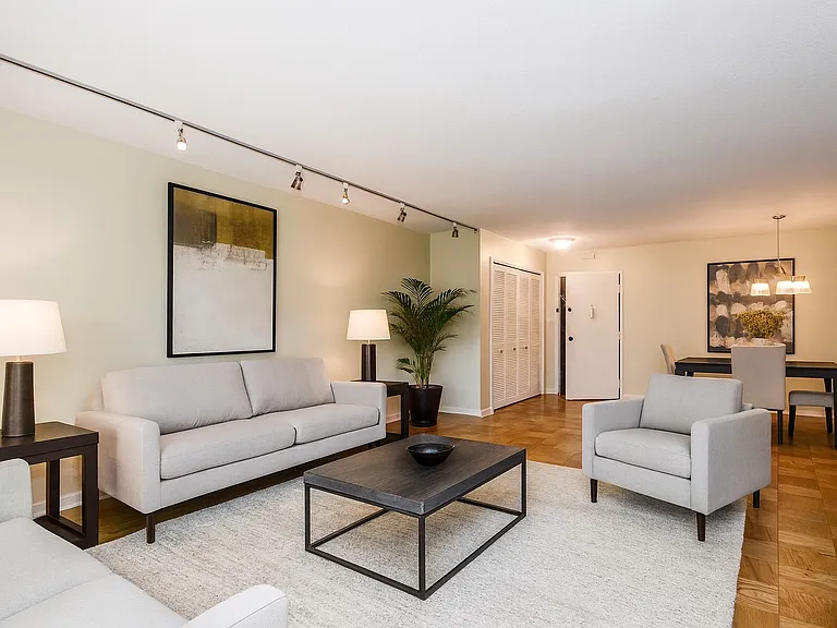 2030 N Adams St — Photo 1