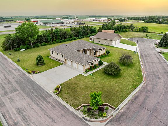 5th image of 901 Estates Dr
