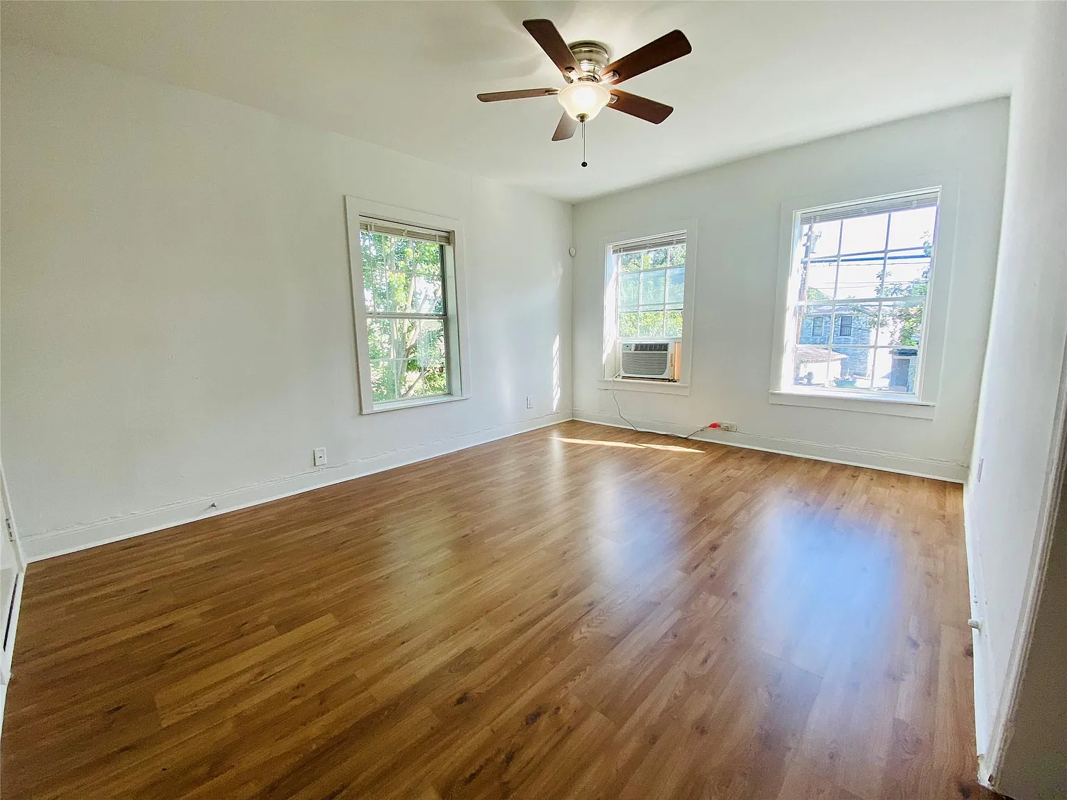 1 bed, 1.0 bath, 677 sqft, $975 — Photo 2