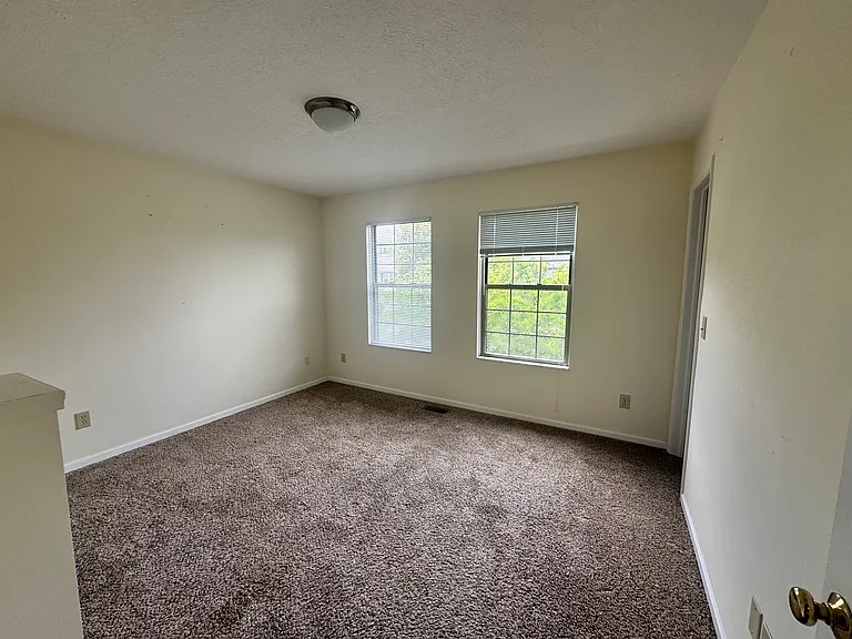 5698 Grantham Ln — Photo 8