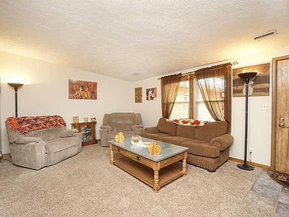 4th image of 377 Woodlawn Dr