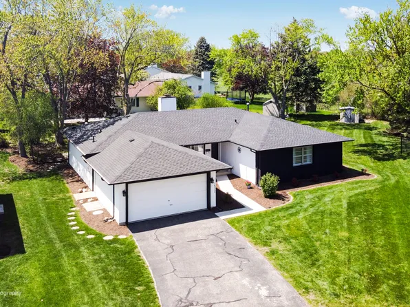 1532 Collins Cir, Elk Grove Village, IL 60007