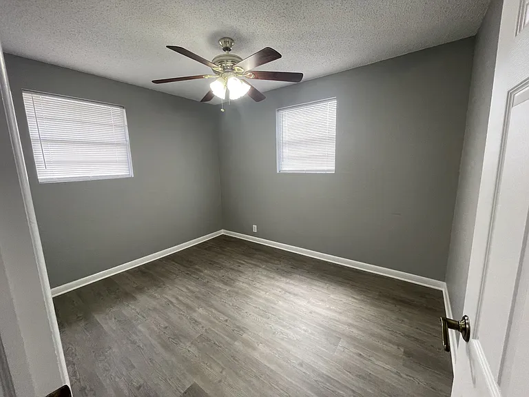 338 W Bay Ave — Photo 9