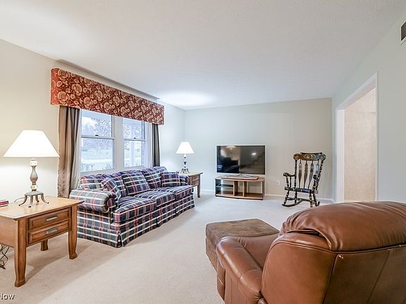 4th image of 1376 Faymont Dr
