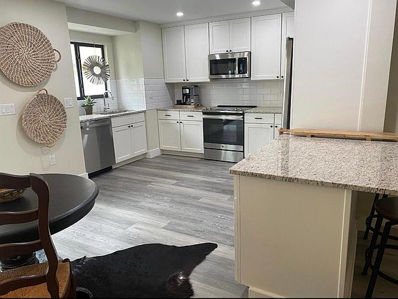 4th image of 413 S Melville Ave #B