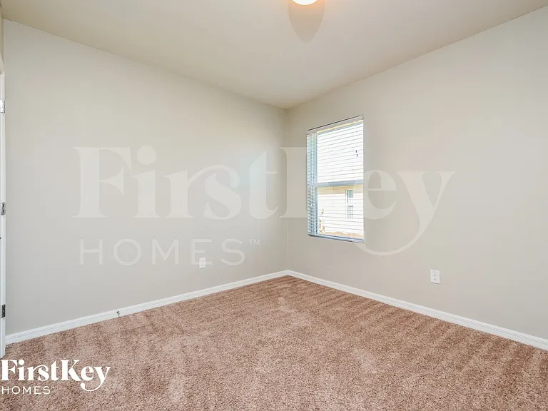 2704 SW 32nd St — Photo 11