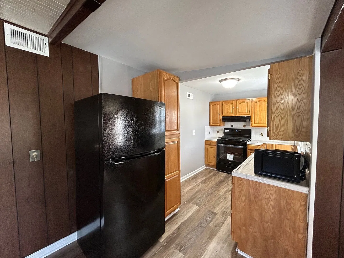 Baltimore - 2 bedrooms and 1 bath Available! — Photo 1