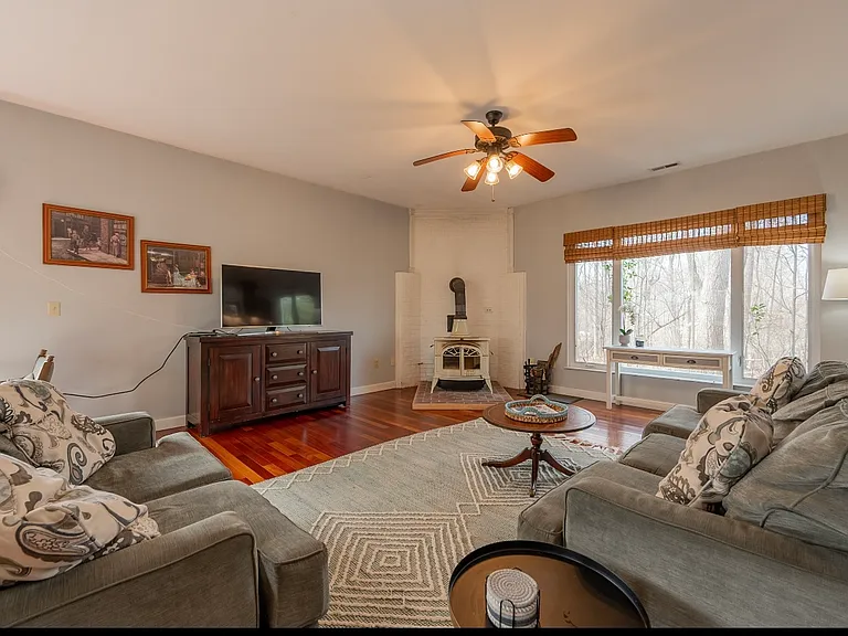 1701 Sterling Dr — Photo 4