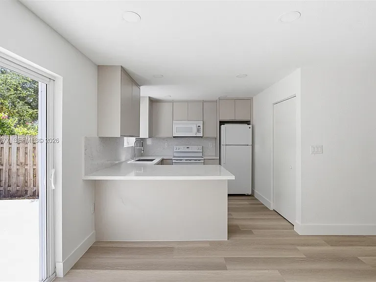 82 SW 3rd Ct — Photo 3