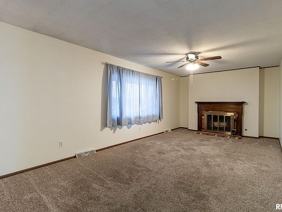 3rd image of 610 N Country Ln