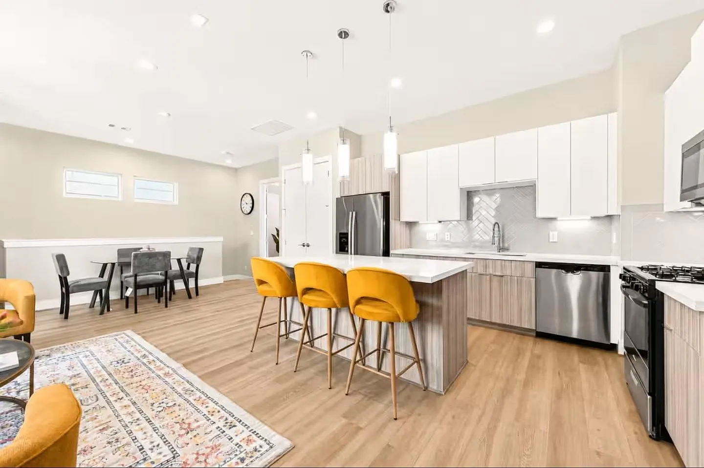 3 bed, 2.5 bath, 1556 sqft, $2,400 — Photo 4