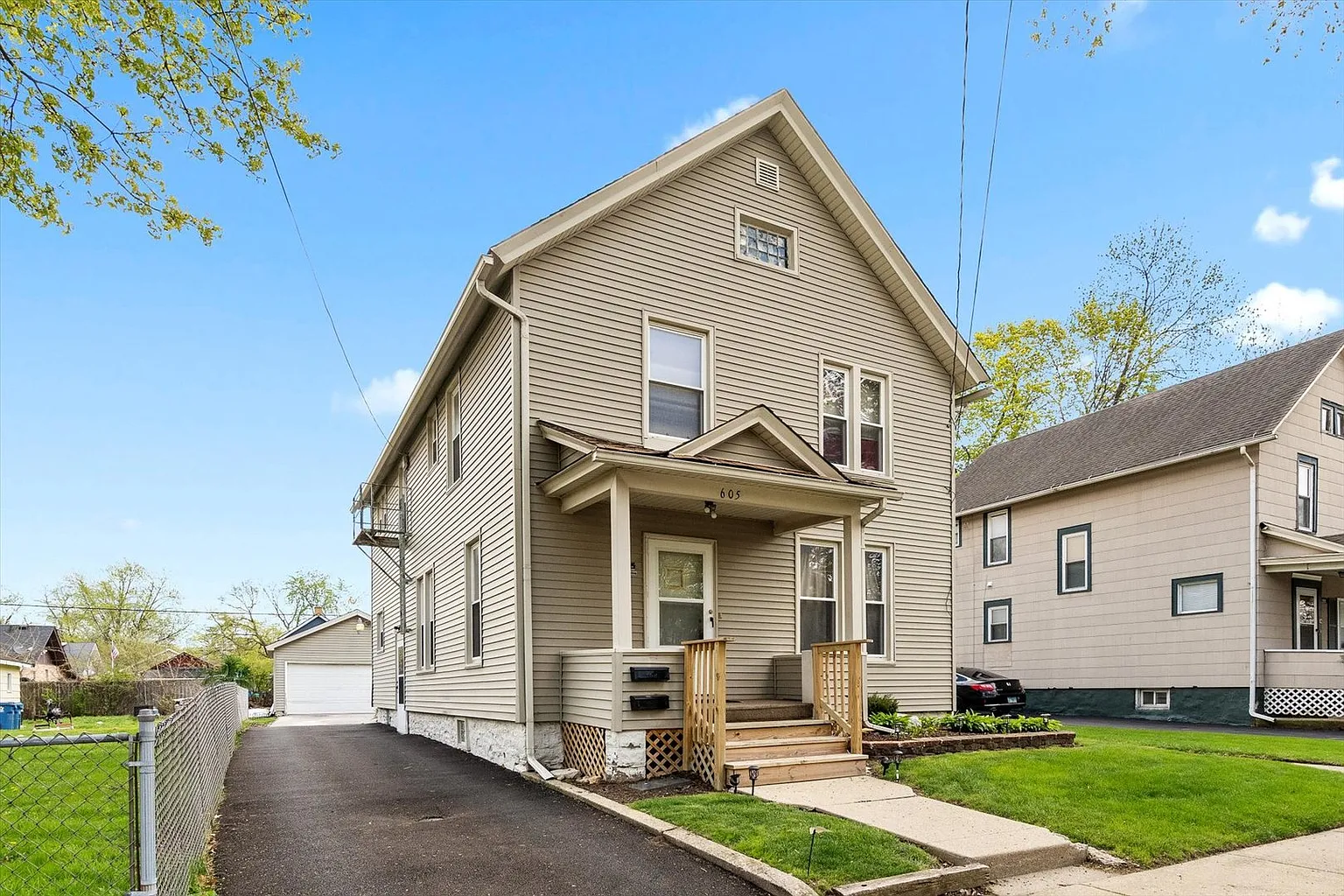 605 N View St photo 1