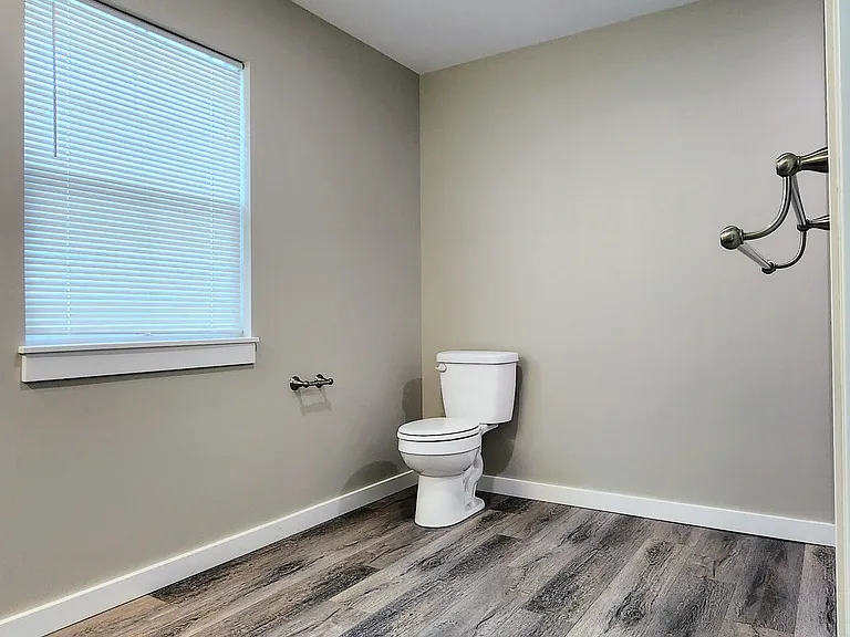 512 W Broadway Ave — Photo 11