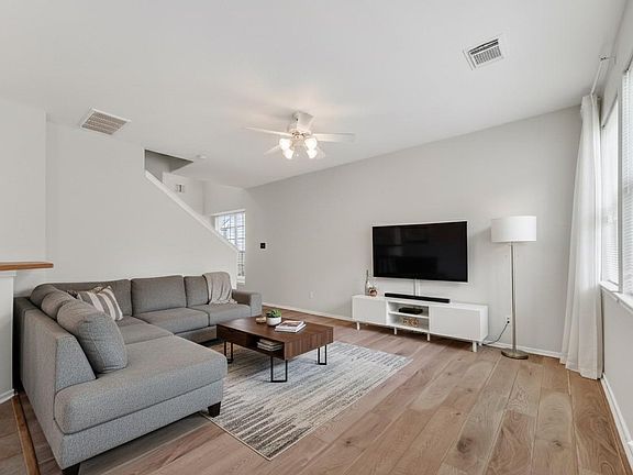 4th image of 16623 Newglen Ln