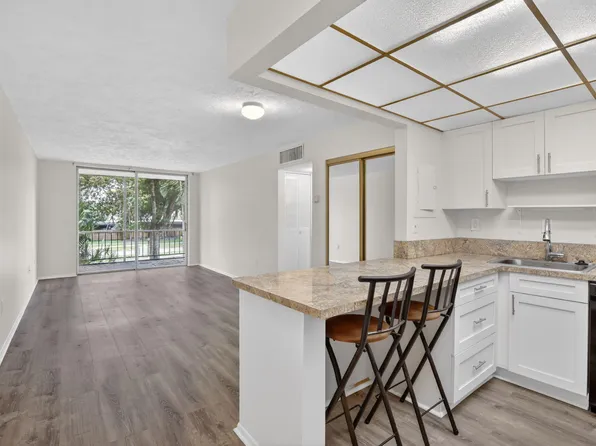 7300 NW 17th Street #207, Plantation, FL 33313