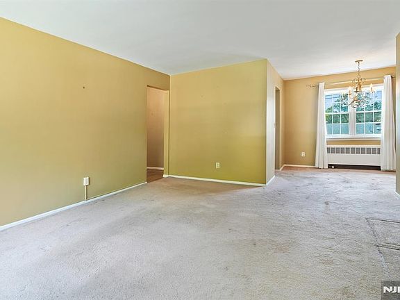 3rd image of 18 Wedgewood Dr APT 25