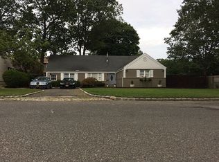 11 Ridgeway Blvd, Bay Shore, NY 11706