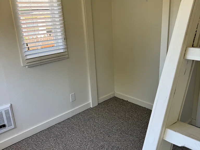 659 Sandercock St — Photo 15