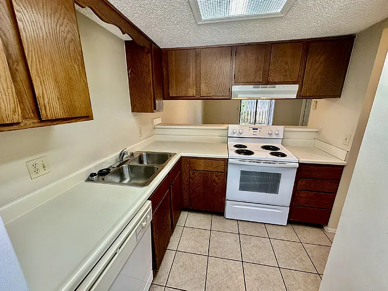 1320 W Linden St — Photo 30