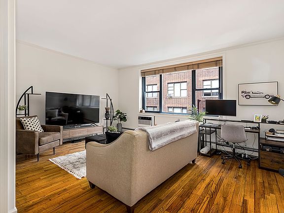 3rd image of 225 W 70th St APT 4F