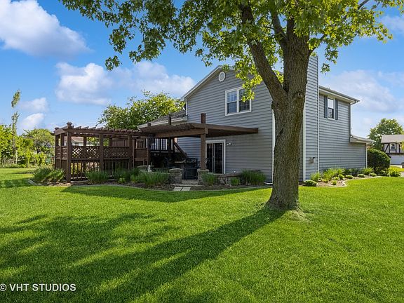 3rd image of 1061 Warwick Cir N