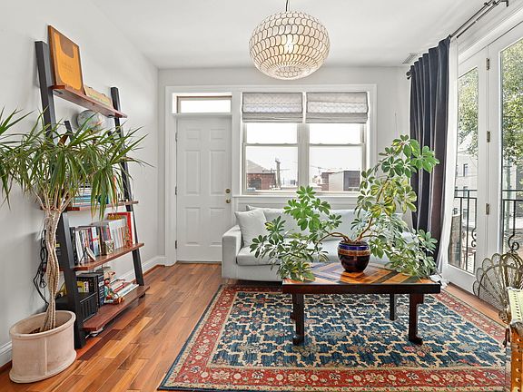 2nd image of 1540 N Claremont Ave APT 3W