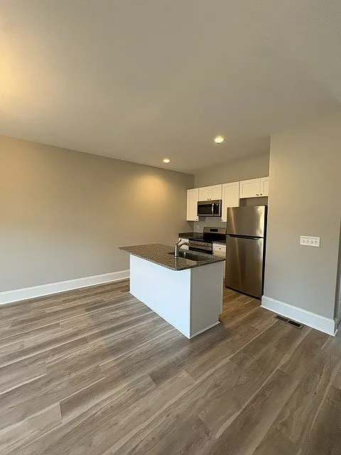 3 bed, 2.5 bath, 1500 sqft, $1,500 — Photo 3
