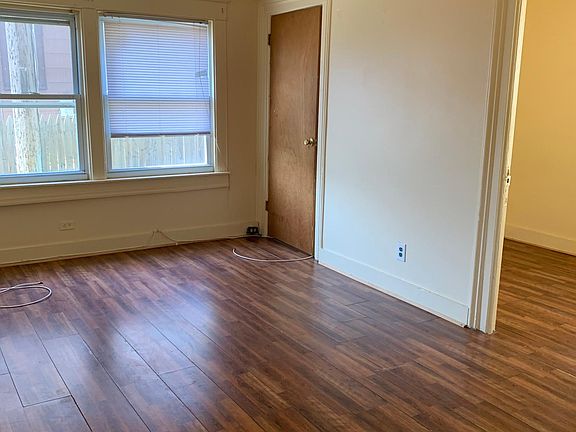 3rd image of 939 1/2 Prospect Ave