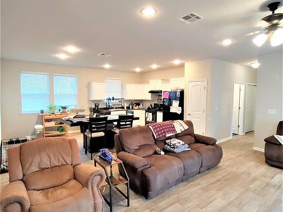 4th image of 400 Twisted Oaks Ln