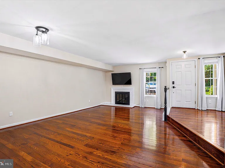 706 Andover Ct — Photo 3