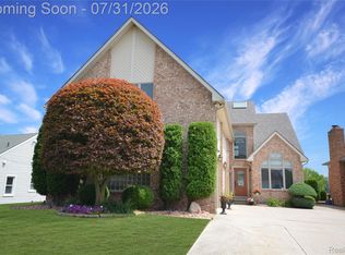 38048 Huron Pointe Dr, Harrison Township, MI 48045