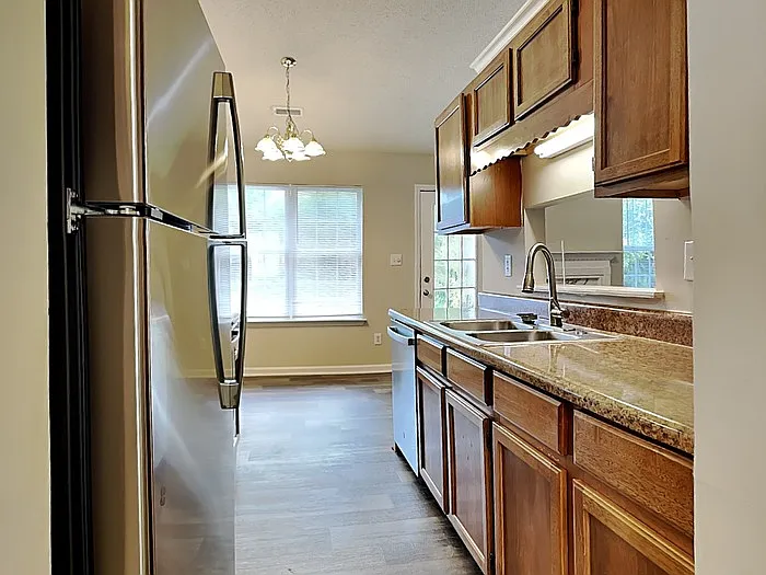 3 bed, 2.0 bath, 1052 sqft, $1,645 — Photo 4