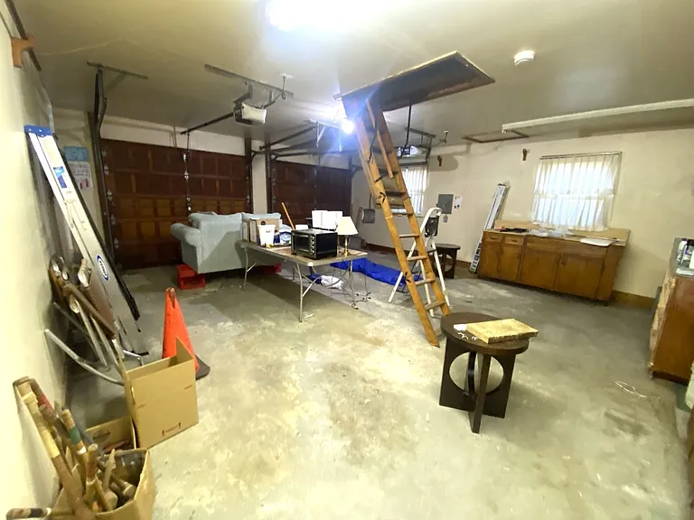 266 Crombie St — Photo 21
